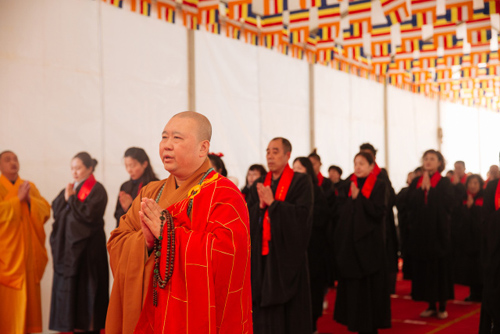 上海玉佛禅寺方丈觉醒大和尚为圣像浇铸开炉祈福洒净法会主法.jpg