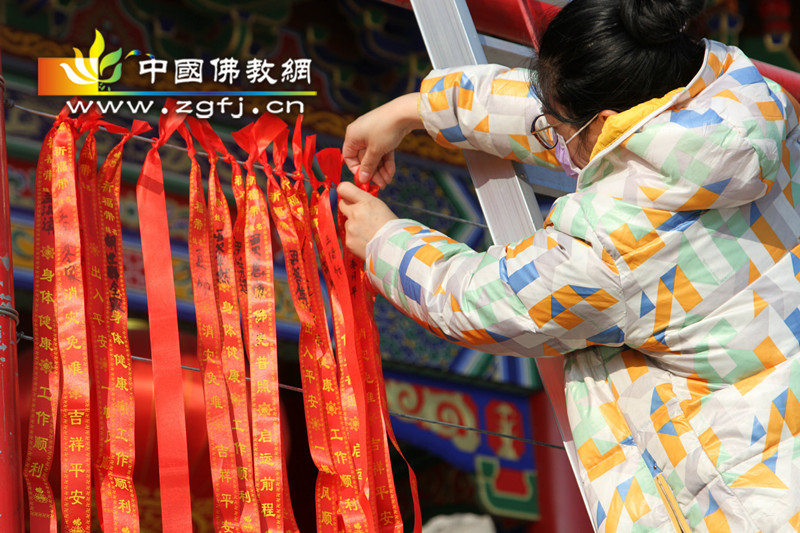 河北井陉灵岩寺举行“二月二龙抬头金龙送祥瑞供灯法会”.jpg