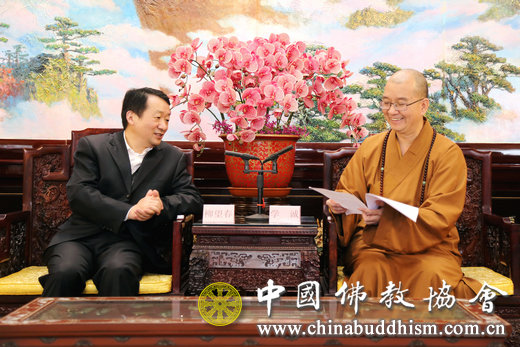 学诚会长与柳望春副部长亲切交谈1.jpg