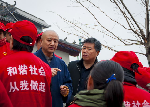 正渡法师为协会领导及义工介绍寺院