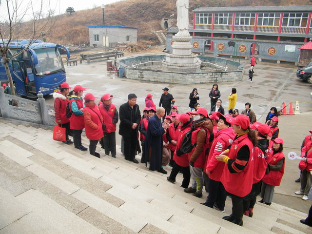 汤泉寺住持正度法师迎接市佛协领导及义工.JPG