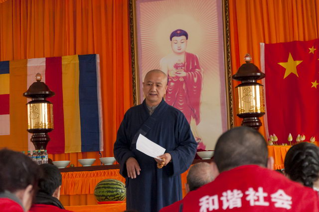 正渡法师为大众弘法开示、解难答疑.jpg