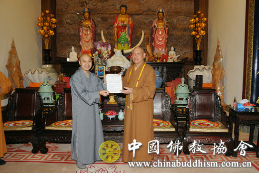 宗性副会长代表中国佛教协会向道慈会长慷慨解囊表示感谢.jpg
