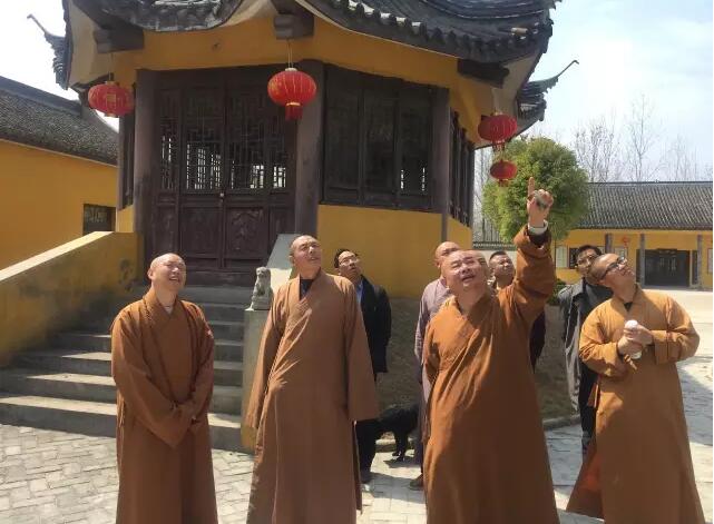 衍力大和尚向调研团一行介绍了盘龙古寺的历史以及现在发展情况.jpg