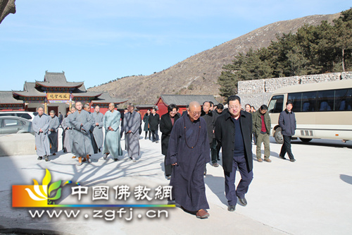 河北省唐山迁西县委书记贾京磊来到凤凰山景区调研