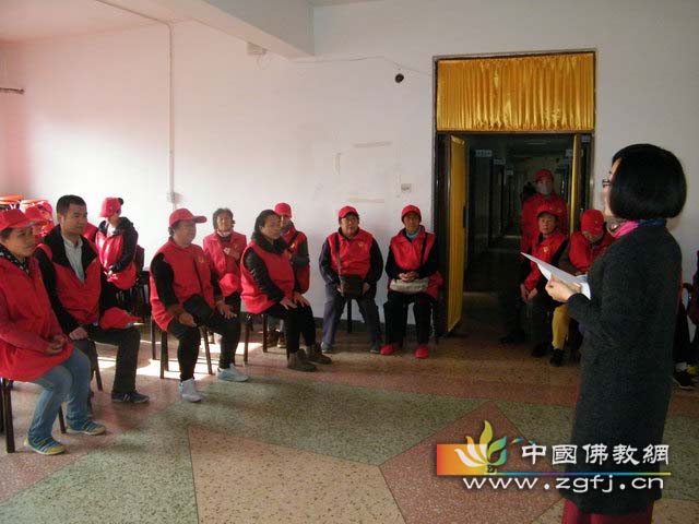 图为市佛协办公室主任曹晓梅在活动前讲话