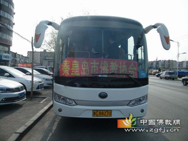 图为市佛协安排车辆组织义工及信众参加活动