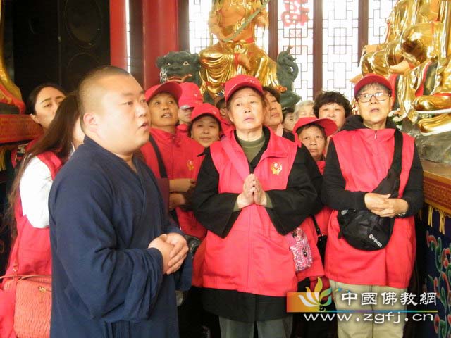图为天然禅寺普广法师为信众及义工讲解造像的意义