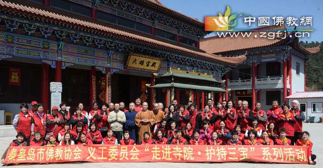 图为所有信众义工们与法师合影留念