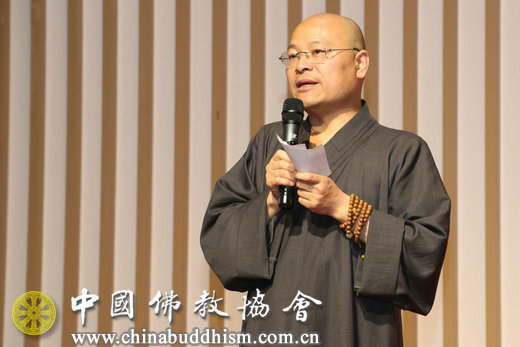 光泉法师主持问答环节.jpg