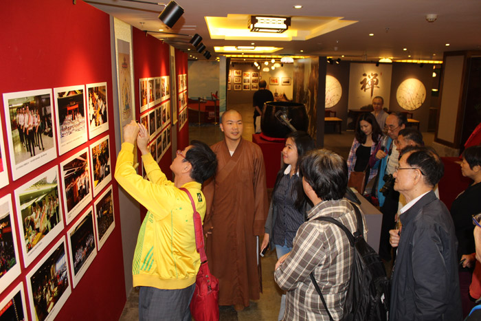 当家如澄法师陪同参访团一行参观“大佛春秋”二十年图片展.jpg