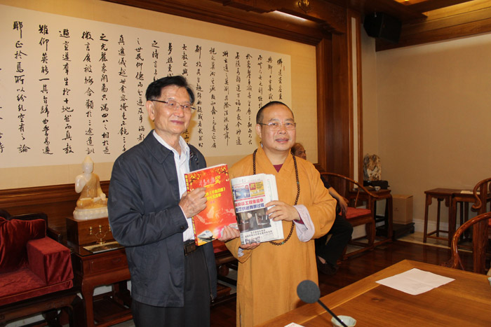 印度尼西亚《千岛日报》的李伟辉先生向大和尚赠送《千岛日报》合订本.jpg