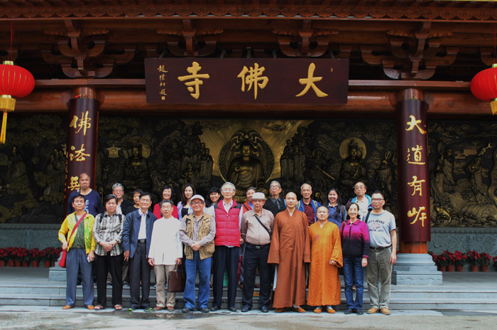 大佛寺普觉楼下合影留念.jpg