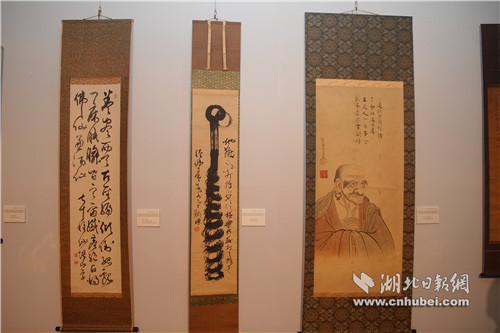 日方展出画展作品 记者鲁腾摄.jpg