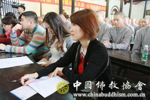 佛学爱好者认真聆听各位法师讲经.jpg