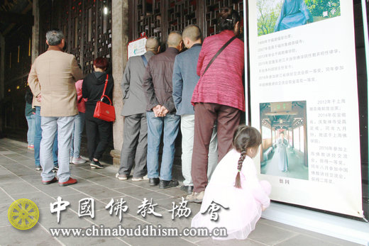 没有座位的信众透过窗子听闻佛法.jpg