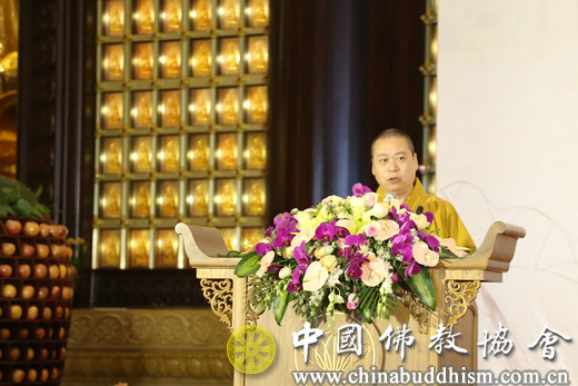 中国佛教协会教务部主任长顺法师主持闭幕式.jpg