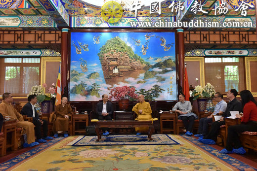 2017年4月27日下午,浙江省丽水市民宗局局长张亮明与丽水市佛教协会会长大愿法师一行7人来访我会,受到演觉副会长热情接待.jpg