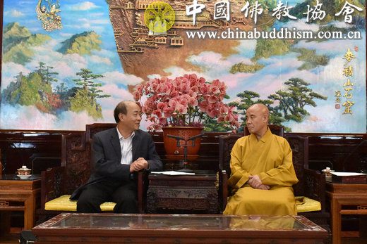 演觉副会长与张亮明局长亲切交流.jpg