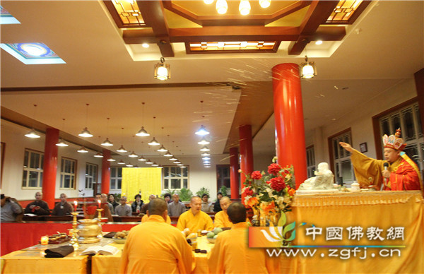 佛乐悠扬,陪座僧众唱腔淳厚、威仪庠序