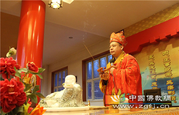 法会开始前,妙江大和尚亲临坛场给予关心指导