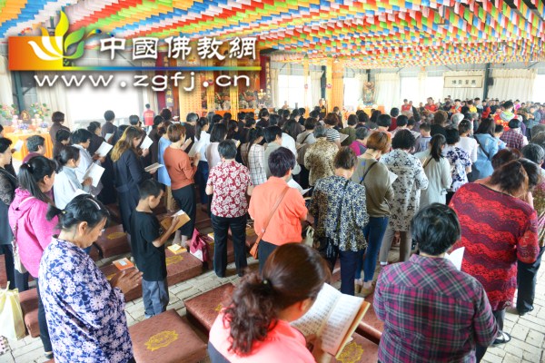 1 三源寺母亲节诵经祈福法会,信众至诚参加.JPG