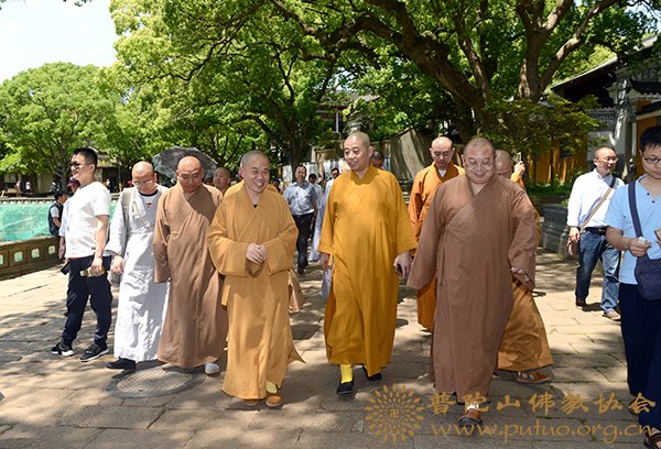 中佛协副会长、湖北黄梅五祖寺方丈正慈大和尚一行参访普陀山1.jpg