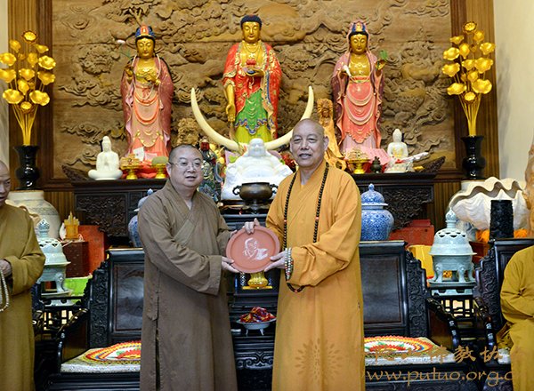 中佛协副会长、湖北黄梅五祖寺方丈正慈大和尚一行参访普陀山6.jpg