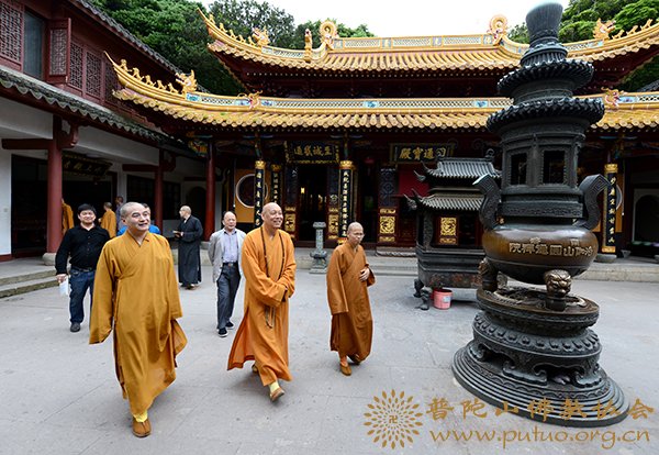 会长道慈大和尚一行视察洛迦山寺院建设工作.jpg