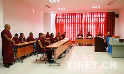 电子设备助力藏传佛教僧人学习生活1.jpg
