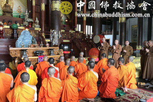 参访团一行在奉化雪窦寺诵经.jpg