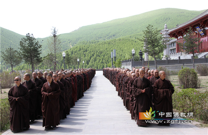 五台山大圣竹林寺三坛大戒法会封坛前夕,前来求戒的戒子们日日精进,每天下午六时准时恭诵《妙法莲华经·观世音菩萨普门品》。