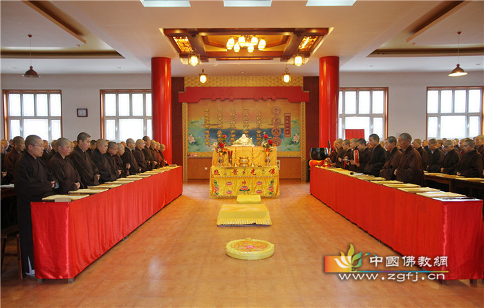 002戒子们排班进入观堂内准备诵经.jpg