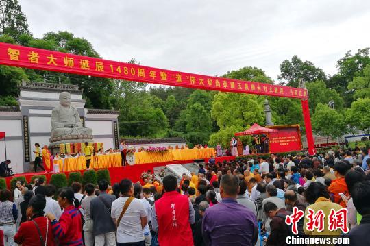 玉泉寺举行道伟法师方丈升座庆典.jpg