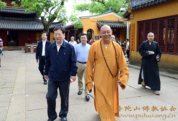 图2:会长道慈大和尚陪同张彦通副局长一行参观普济禅寺.jpg
