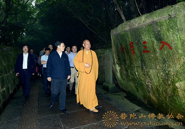 图5:会长道慈大和尚陪同张彦通副局长一行调研慧济禅寺.jpg