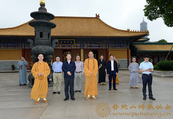 图7:会长道慈大和尚、副会长惟航法师陪同张彦通副局长一行调研宝陀讲寺.jpg