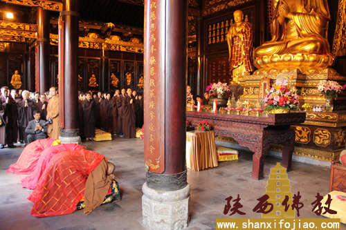 讲经当日恰逢药王菩萨圣诞,大慈恩寺组织两序大众诵经祈福.jpg