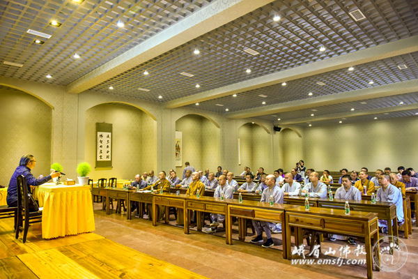 讲座结束后,永寿大和尚还作了总结发言.jpg