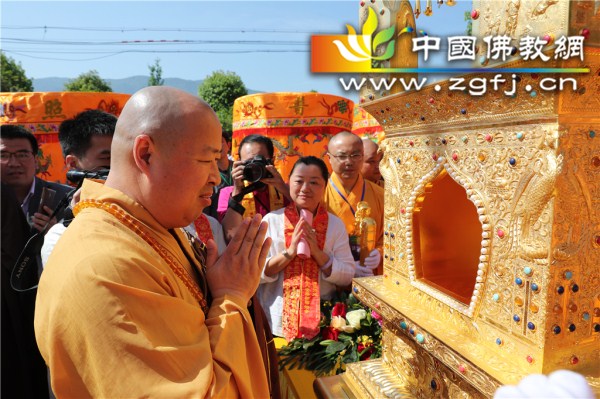 3山门前恭迎本老舍利，印顺大和尚主法.jpg