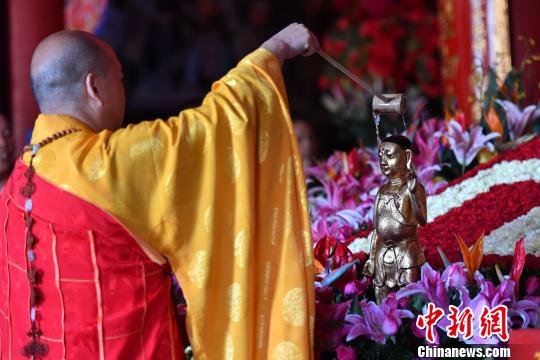 昆明华亭寺举行浴佛仪式3.jpg
