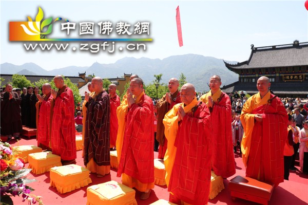 8众高僧登坛主法.jpg