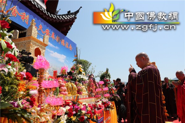 7舍利宝龛前祈愿.jpg