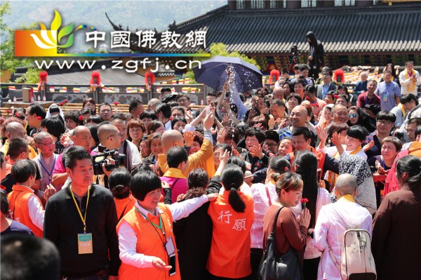 6印顺大和尚洒净，信众法喜充满.jpg