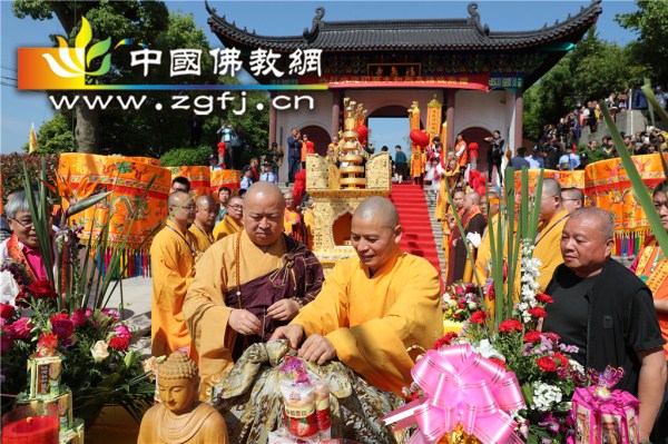 4山门前恭迎本老舍利，印顺大和尚主法.jpg
