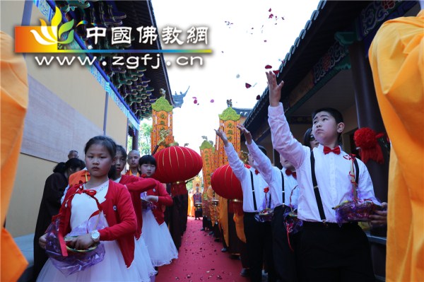 5恭请本老舍利，鲜花开道，一路芬芳.jpg
