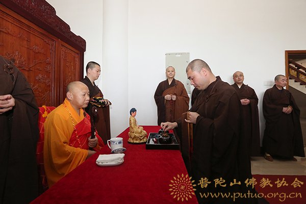 宝陀讲寺讲经迎请引礼班遵循佛教丛林开大座传统迎请静波法师.jpg