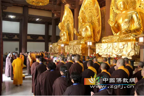 2017年5月3日，农历四月初八佛诞日，河北省万佛寺举行了隆重的浴佛法会。来自全国各地信众居士齐聚一堂，不但清净自身心，也愿洗涤世间污浊黑暗，灭烦恼焰，得清凉意。