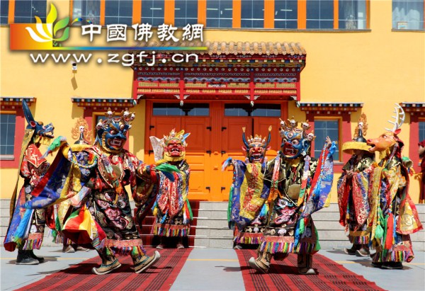 01Sain Nomuun寺举行隆重的欢迎仪式欢迎印顺大和尚一行_副本.jpg