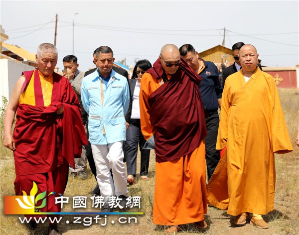 07ainbuyan Nergui方丈陪同印顺大和尚参观寺庙_副本.jpg